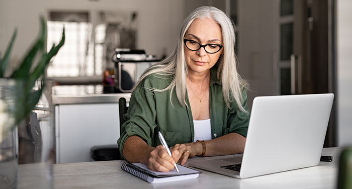 Woman working in front of a laptop.